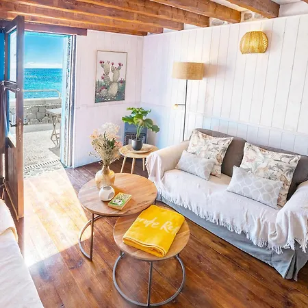 Hébergement de vacances Eco Fisherman's Seafront - Fantastic Views - Private Courtyard *